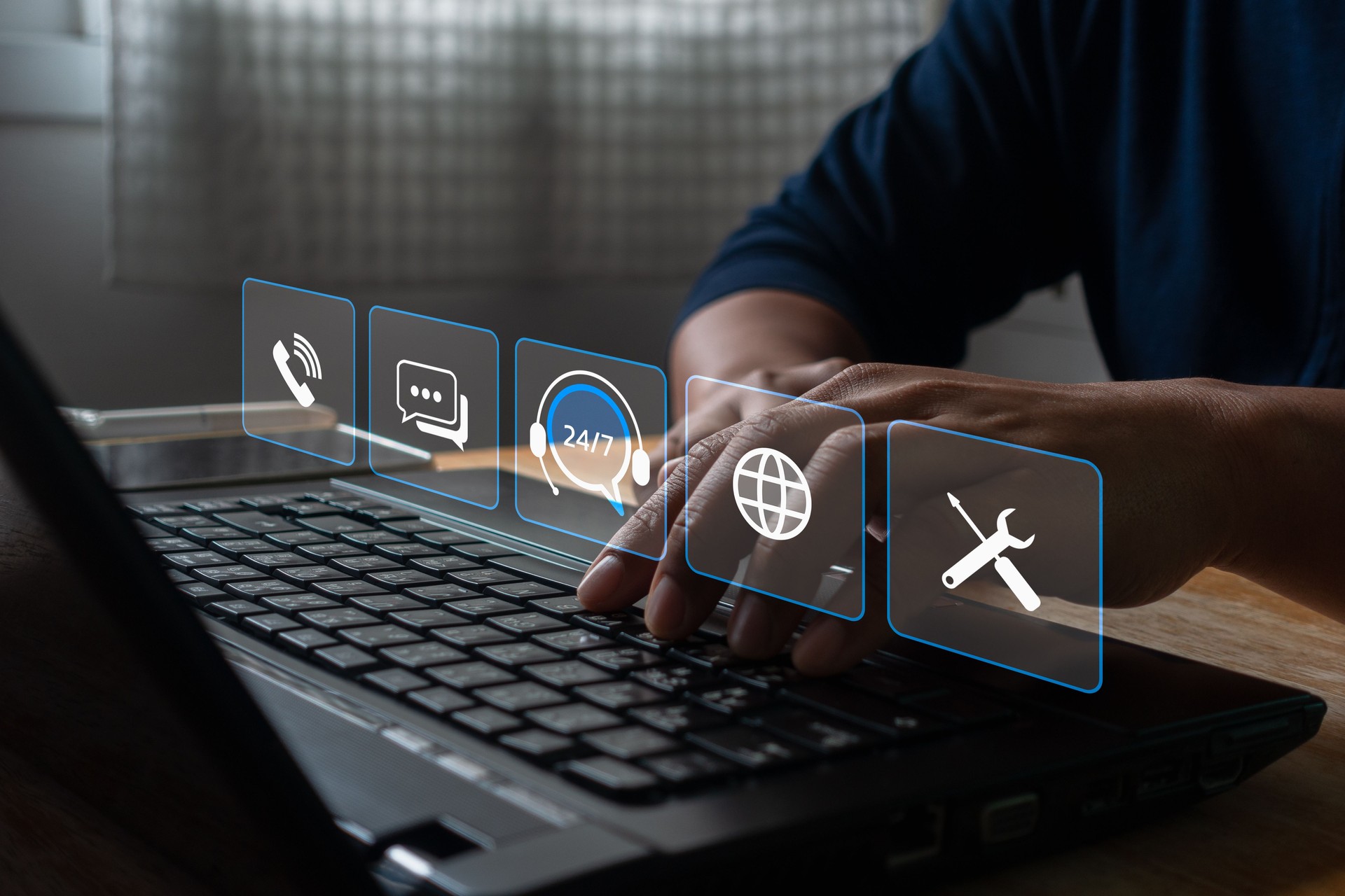 Suporte técnico conceito de atendimento ao cliente. ajuda de call center e atendimento ao cliente. Os empresários usam laptop com ícone de cliente de suporte com 24-7 palavras para o centro de suporte ao cliente e entre em contato conosco.