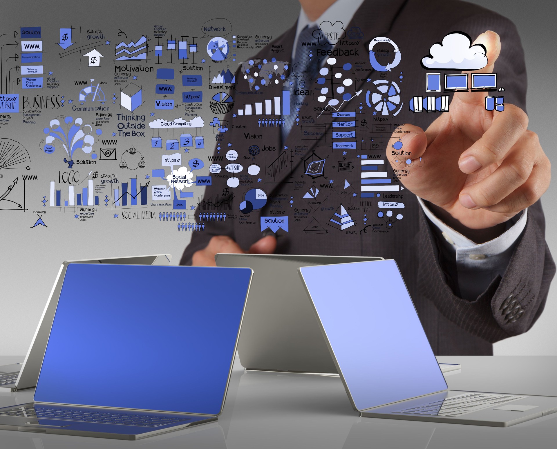 Empresário trabalhando com um Diagrama de computação de Nuvem